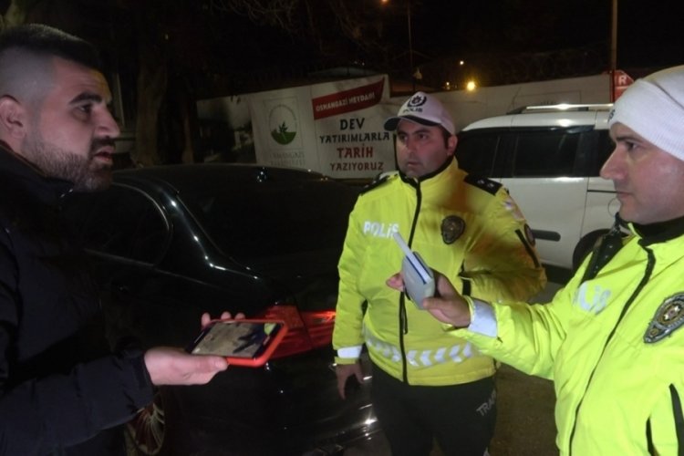 Bursa'da uygulama noktasından ka&ccedil;an s&uuml;r&uuml;c&uuml; &ccedil;ıkmaz sokakta yakalandı