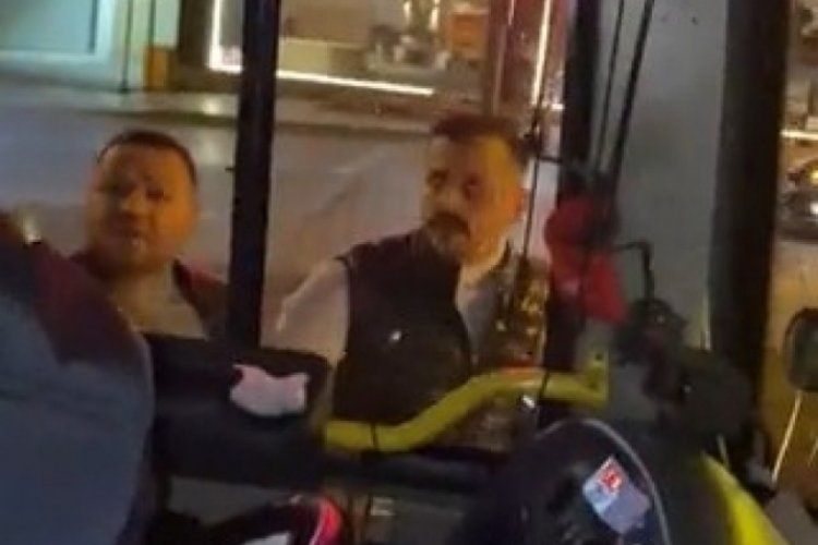 İstanbul'da yol verme tartışması: Otob&uuml;s&uuml;n &ouml;n&uuml;n&uuml; kesip şof&ouml;re saldırdı