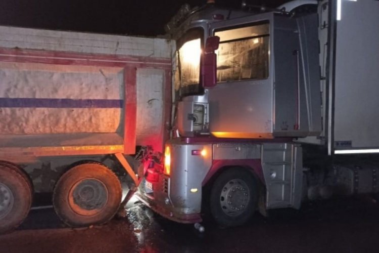 Afyonkarahisar'da seyir halindeki kamyona, tır &ccedil;arptı