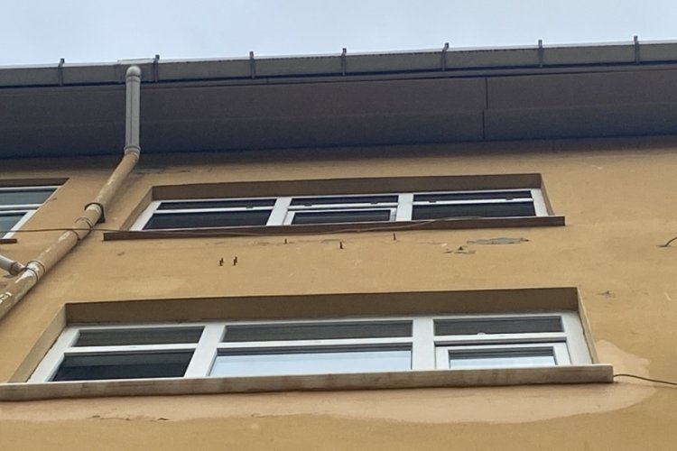 İstanbul'da 2 yaşındaki &ccedil;ocuk 5'nci kattan d&uuml;şt&uuml;!
