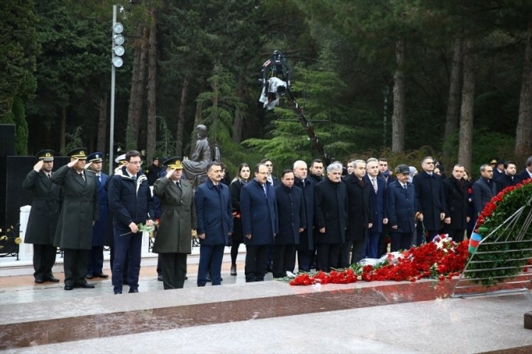 Haydar Aliyev, kabri başında anıldı