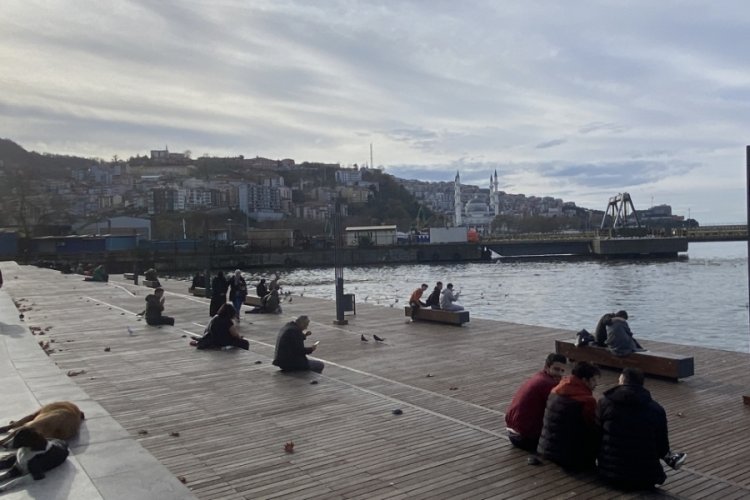 Zonguldak'ta hava sıcaklıklarının artmasıyla vatandaşlar sahile akın etti
