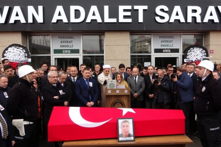 Van'da l&ouml;semi'den hayatını kaybeden Cumhuriyet Savcısı i&ccedil;in t&ouml;ren d&uuml;zenlendi
