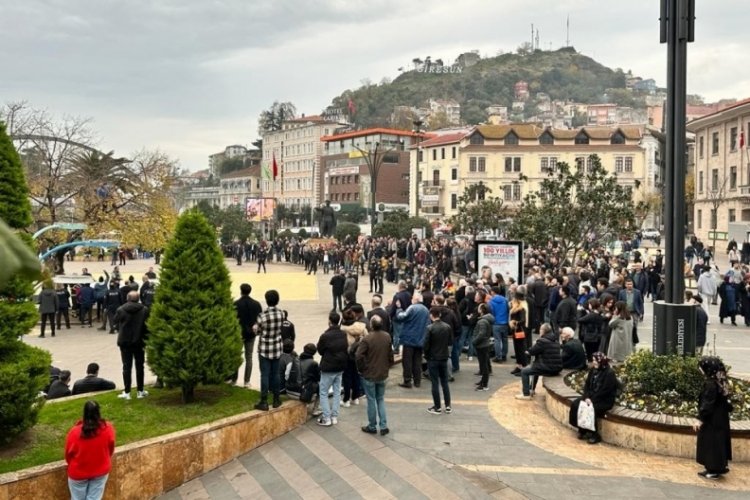 Giresun'da intihar girişimi! Y&uuml;zlerce kişi film gibi izledi