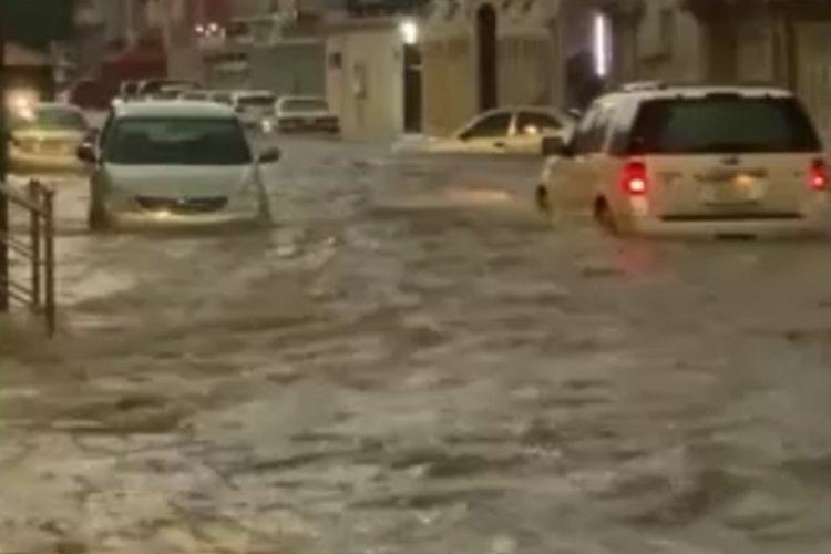 Mekke'de sağanak hayatı olumsuz etkiledi! Yollar g&ouml;le d&ouml;nd&uuml;, eğitime ara verildi