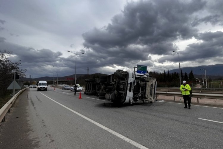 Bursa'da tır devrildi!