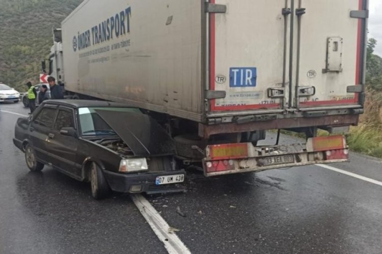 Antalya'da otomobil tırın altına girdi: 1'i &ccedil;ocuk 4 yaralı