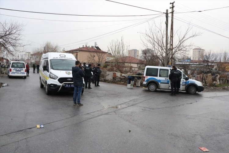 Kayseri'de bir kişi evinin &ouml;n&uuml;nde t&uuml;fekle yaralandı