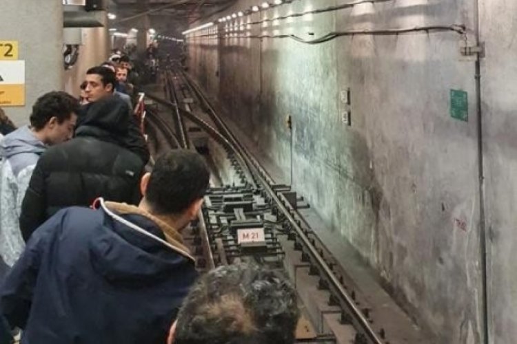 İstanbul'da metro arızalandı, vatandaşlar isyan etti