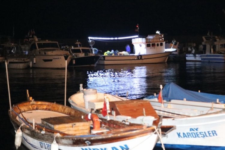 Zonguldak'ta balık&ccedil;ı teknesinden d&uuml;şen tayfa aranıyor