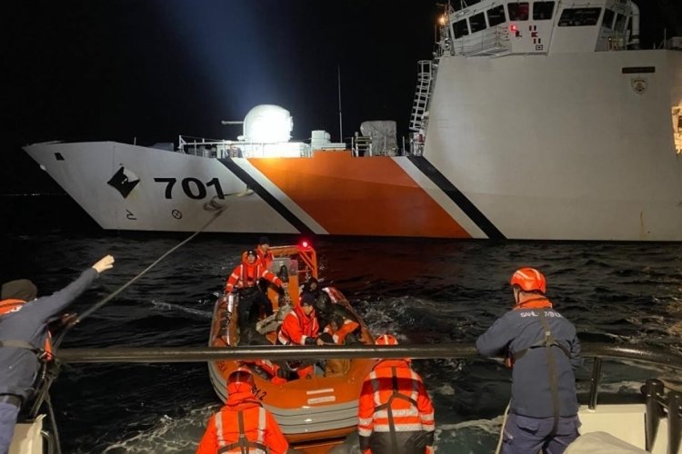 Balıkesir'in Ayvalık a&ccedil;ıklarında 53 d&uuml;zensiz g&ouml;&ccedil;men yakalandı