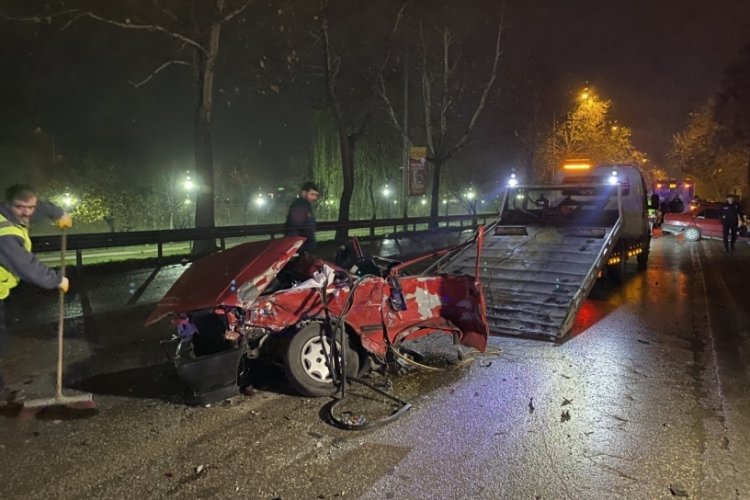 Bursa'da otob&uuml;se &ccedil;arpan ara&ccedil; ikiye b&ouml;l&uuml;nd&uuml;: 1 &ouml;l&uuml;