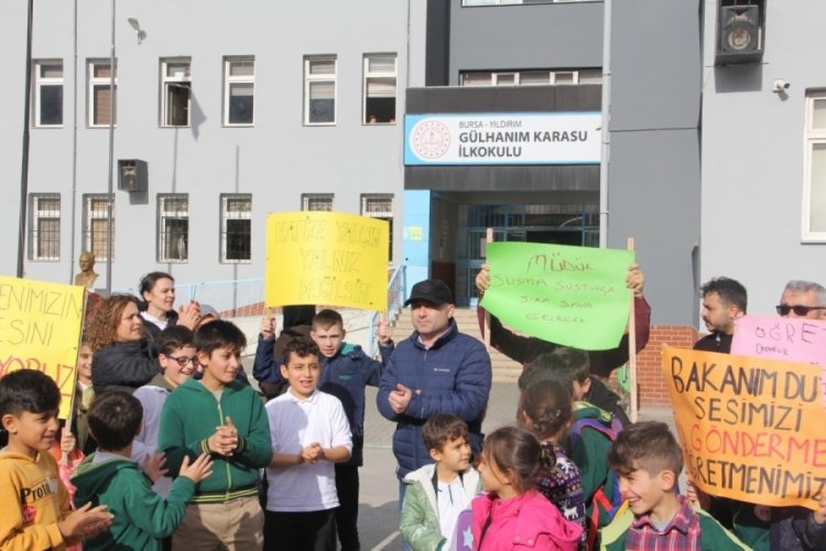 Bursa'da ilkokulda veli ve &ouml;ğrencilerden eylem