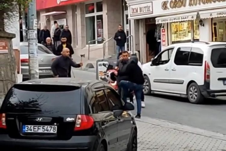 İstanbul'da s&uuml;r&uuml;c&uuml; tartıştığı motosikletliyi baltayla tehdit etti