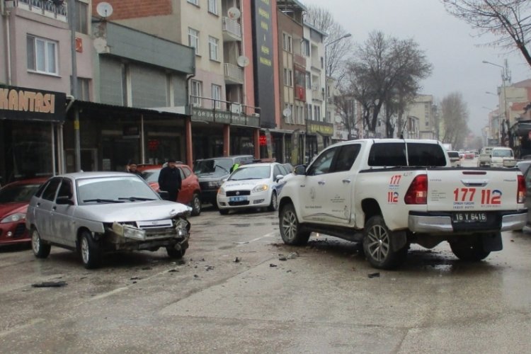 Bursa'da otomobil, kamyonete &ccedil;arptı: 1 yaralı