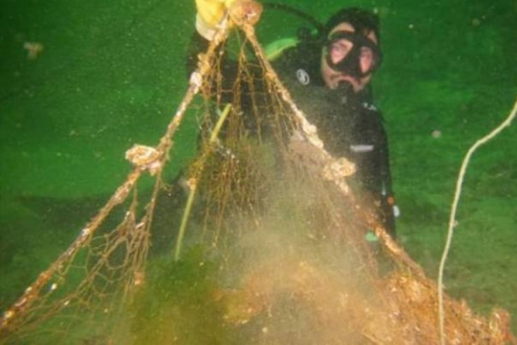 İstanbul'un denizlerinden 322 bin 620 metrekare hayalet ağ &ccedil;ıkarıldı