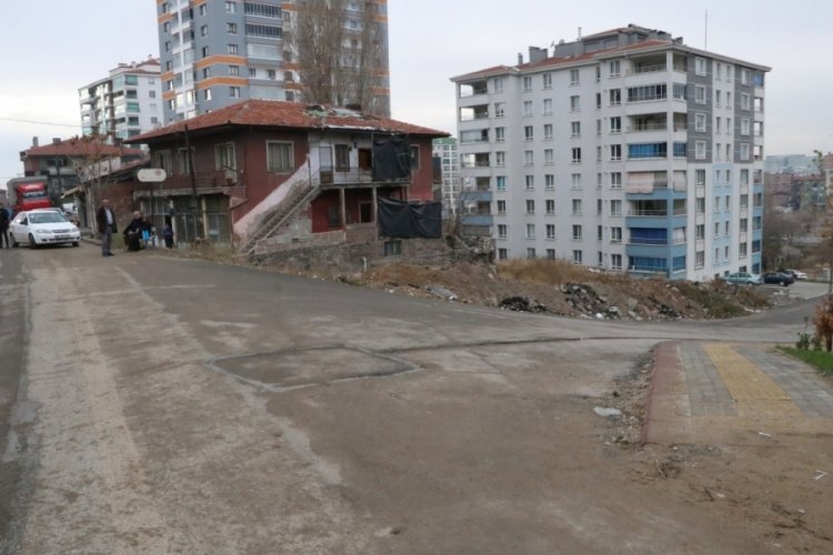 Ankara'da minib&uuml;s şof&ouml;r&uuml; yolcu tarafından vuruldu