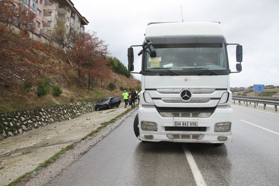 Kontrolden &ccedil;ıkan tır otomobile &ccedil;arptı: 2 yaralı