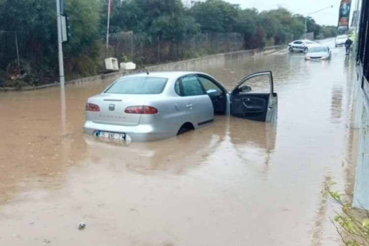 İzmir'de sağanak yağış sele neden oldu