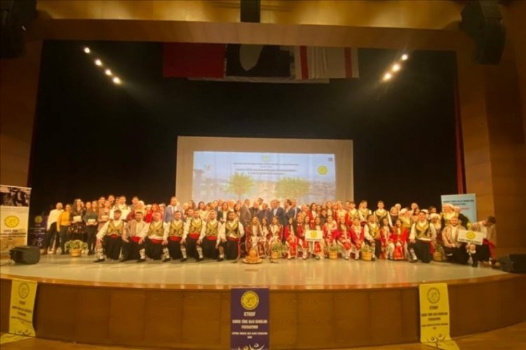 İneg&ouml;l Belediyesi halk dansları topluluğu Kıbrıs'ı salladı