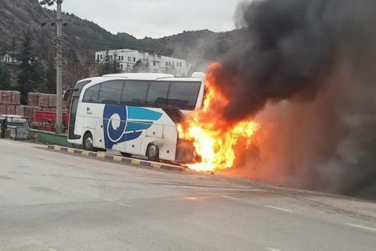 Karab&uuml;k'te yolcu otob&uuml;s&uuml; alev aldı
