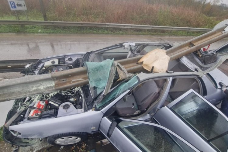 Kocaeli'de feci kaza! Bariyer araca saplandı