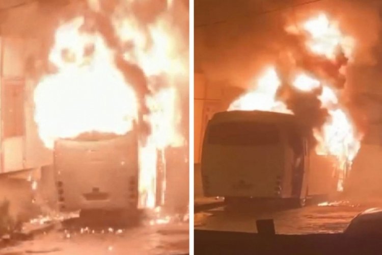 İstanbul'da park halindeki bir otob&uuml;s, alev alev yandı