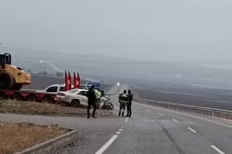 Diyarbakır'da tırla &ccedil;arpışan otomobil hurdaya d&ouml;nd&uuml;: 4 yaralı