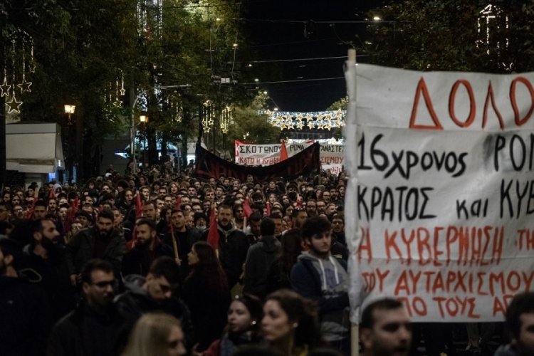 Yunanistan'da polis ateşiyle &ouml;len &ccedil;ocuk i&ccedil;in d&uuml;zenlenen eylemde ortalık karıştı