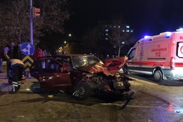Konya'da ambulans ile otomobil &ccedil;arpıştı: &Ccedil;ok sayıda yaralı var