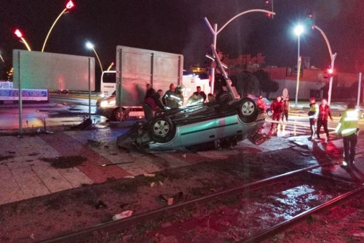 Uşak'ta otomobil yolcu trenine &ccedil;arptı! 2 kişi ağır yaralandı