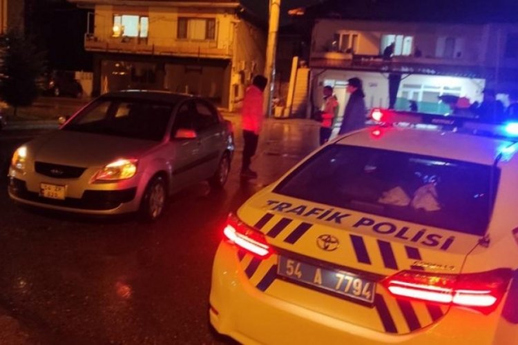 Sakarya Akyazı'da otomobilin &ccedil;arptığı kişi yaralandı