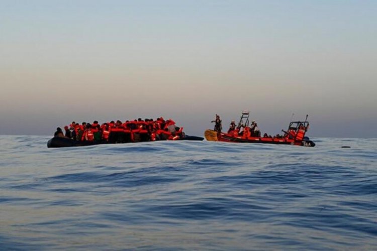 Manş Denizi'nde g&ouml;&ccedil;men teknesi battı