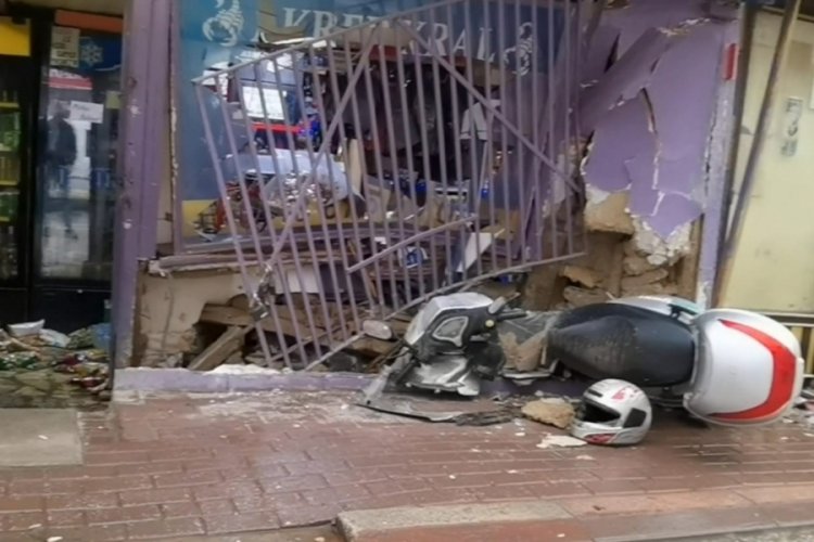 Bursa'da otomobil s&uuml;r&uuml;c&uuml;s&uuml; işyerine daldı: 1 yaralı