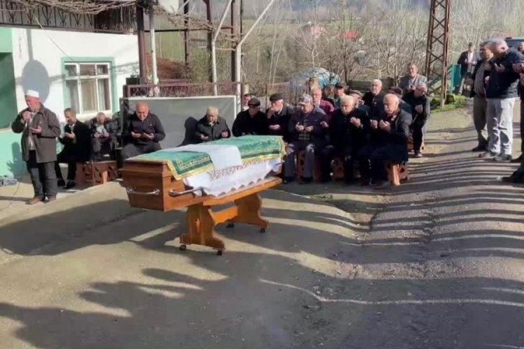 Bartın'da tedavi s&uuml;recinde 5 ay hastane otoparkında yaşayan baba oğlunu kaybetti