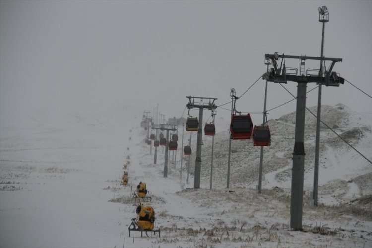 Erciyes'te kar yağışı etkili oluyor