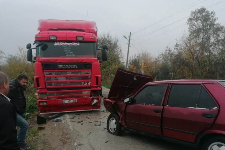 Osmaniye'de kamyon ile otomobil &ccedil;arpıştı: 2 yaralı