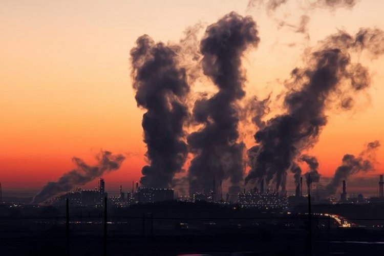 Pakistan'da hava kirliliğini azaltmak i&ccedil;in iş yerleri erken kapatılacak