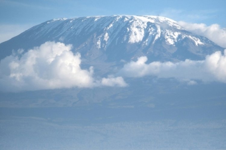 G&uuml;nler &ouml;nce &ccedil;ıktığı Kilimanjaro Dağı'ndan inerken d&uuml;şt&uuml;