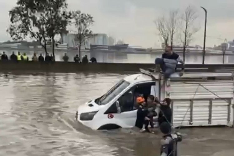 İzmir'de Meles &Ccedil;ayı'na d&uuml;şen ara&ccedil;taki 5 kişi kurtarıldı