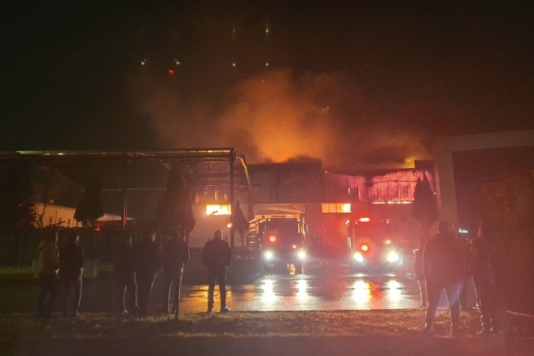 Kayseri'de bir &ccedil;elik kapı fabrikasında yangın