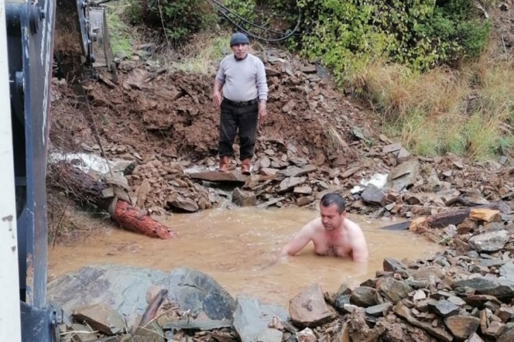 Mersin'de atık su borusunu, mahalle muhtarı elleriyle a&ccedil;tı