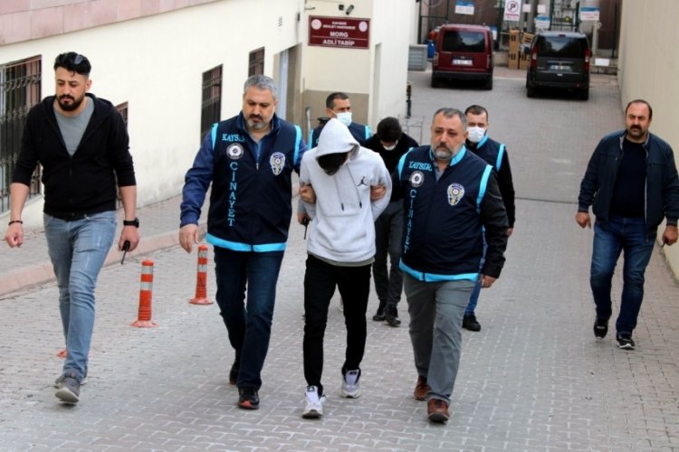 Boğazını keserek &ouml;ld&uuml;rd&uuml;kleri şahsı yakan sanıkların yargılanmasına başlandı