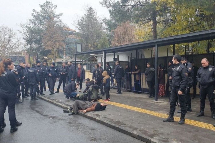 Diyarbakır'da adliye &ouml;n&uuml;nde testereli sopalı kavga: 4 yaralı