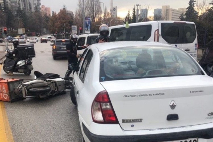 Ankara'da s&uuml;r&uuml;c&uuml; kuryenin &uuml;zerine otomobili s&uuml;r&uuml;p ka&ccedil;tı
