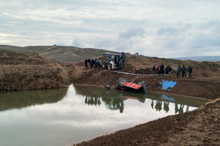 Kırakkale'de trakt&ouml;r dereye yuvarlandı: 1 &ouml;l&uuml;, 1 yaralı