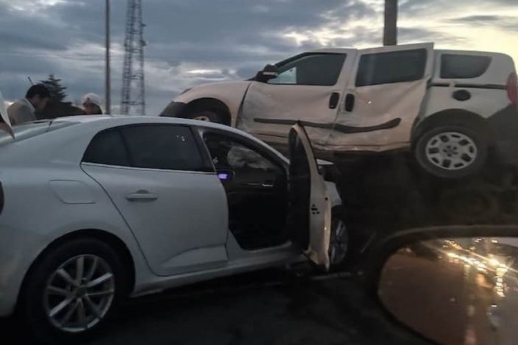 Ordu'da ticari ara&ccedil;la otomobil &ccedil;arpıştı: 3 kişi yaralandı