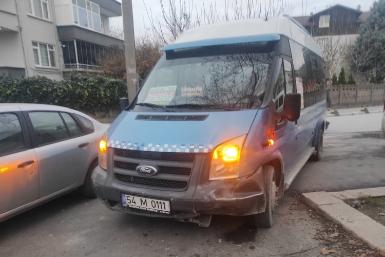 Sakarya'da dolmuş ile panelvan &ccedil;arpıştı: 5 yaralı