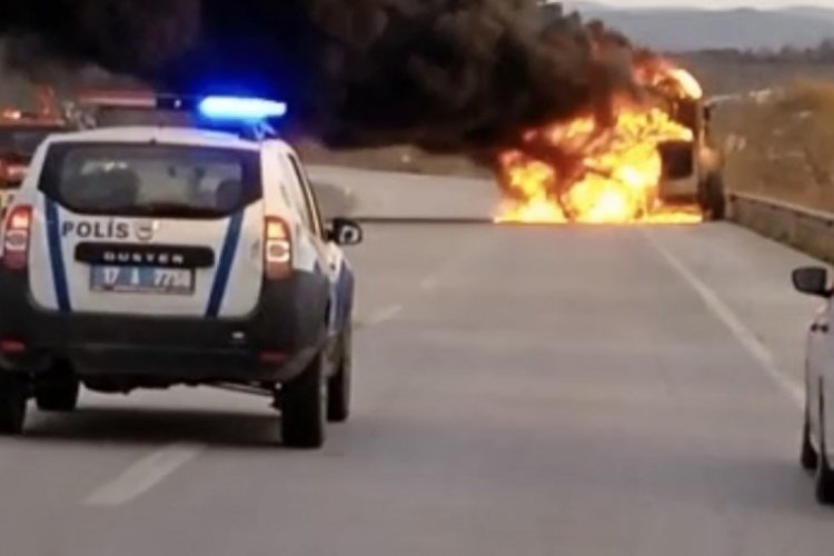&Ccedil;anakkale'de seyir halindeki greyder alevlere teslim oldu