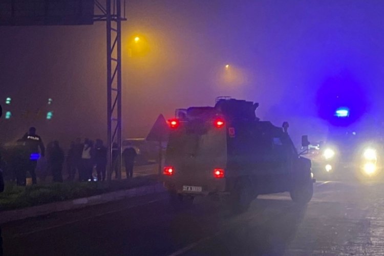 Diyarbakır'da polis aracına bombalı saldırı: Yaralılar var!